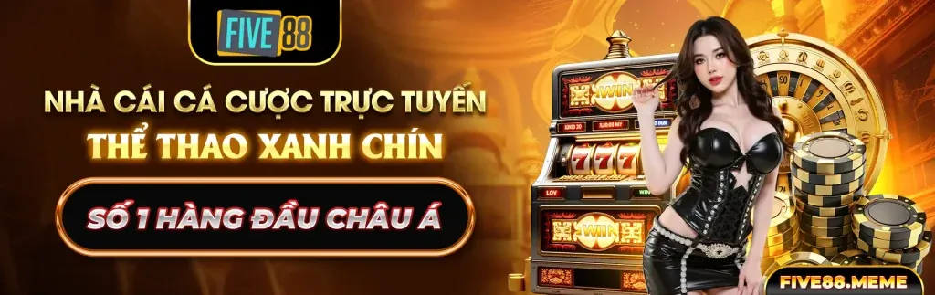 Quả bóng tennis và vợt trên sân đất nện